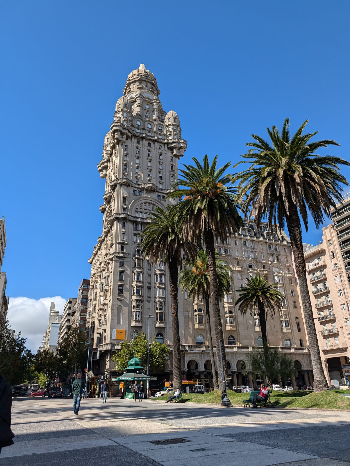 Montevideo — der Palacio Salvo an der Plaza Independencia